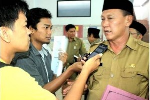 Wakil Bupati Kuningan saat dikonfirmasi sejumlah wartawan terkait program Gerbang Mas MUI.